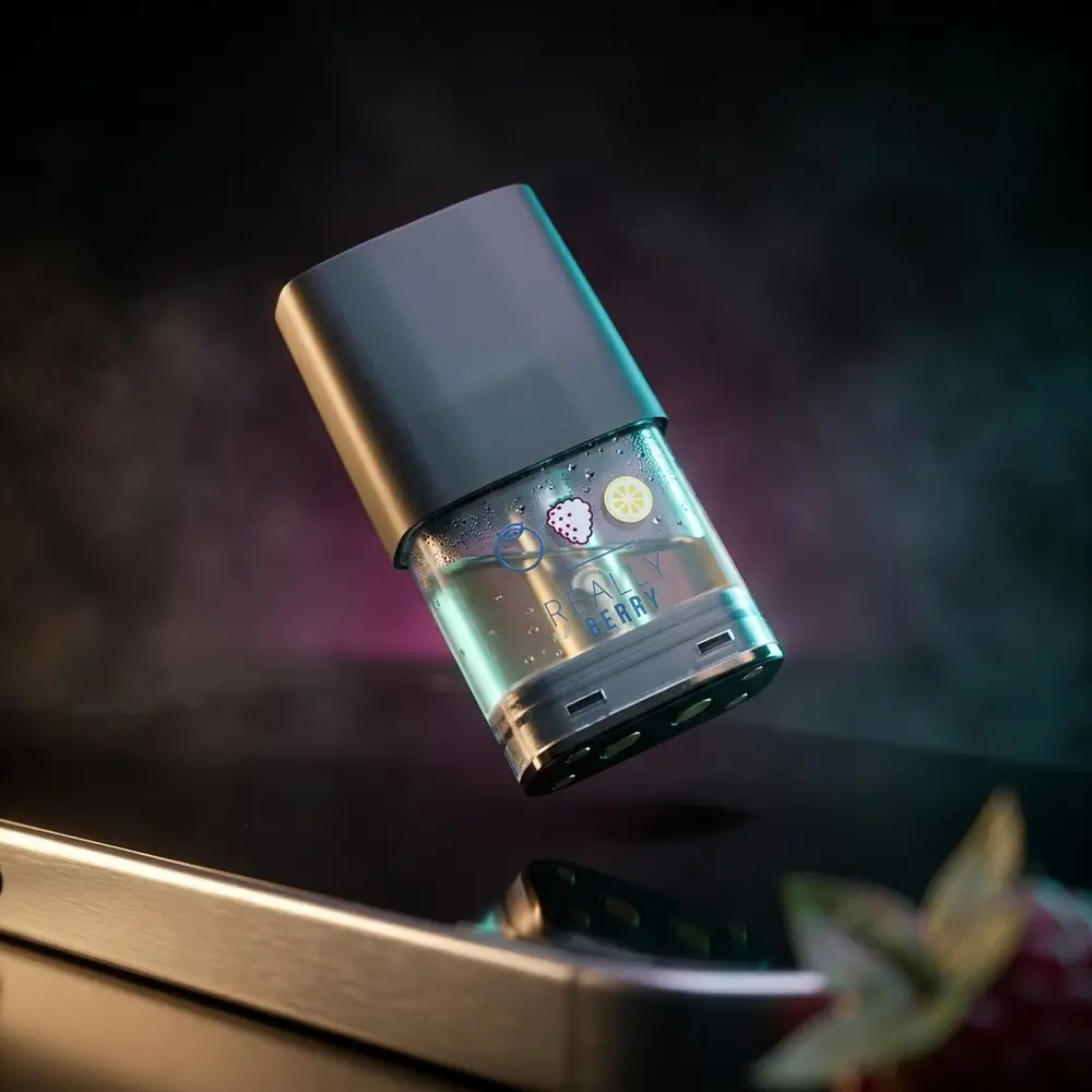 Pod Reposicao Really Berry suspenso sobre superficie acrilica preta com iluminacao dramatica de estudio - Vapor Gringo