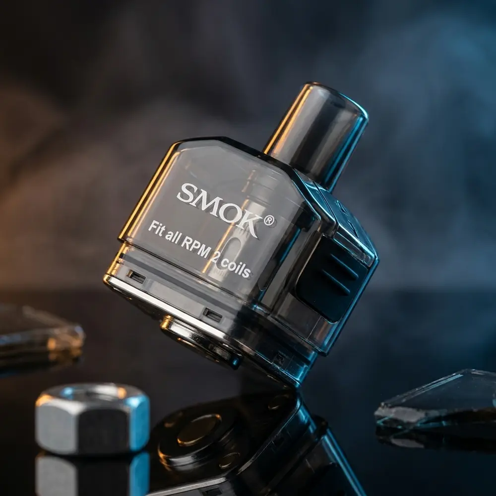 Pod Reposição Scar P3 5,5ml da Smok suspenso em estúdio com luzes azuis e âmbar, reflexos metálicos e destaque no logo - Vapor Gringo