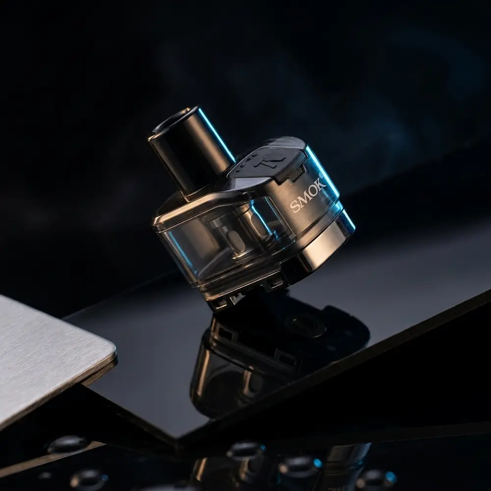 Pod Reposição Scar P5 RPM 2 da Smok sobre base acrílica brilhante com reflexos metálicos e iluminação contrastante - Vapor Gringo