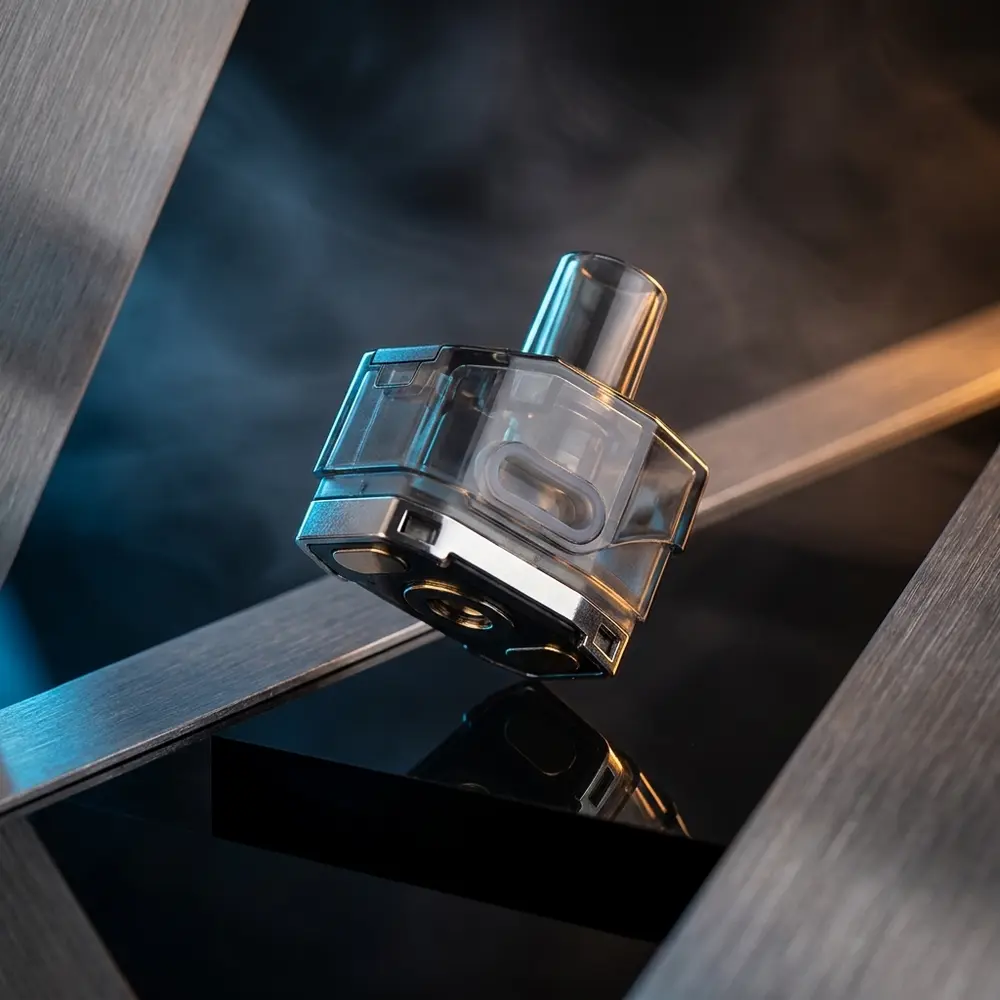 Pod Reposição Scar P5 RPM da Smok suspenso sobre acrílico preto com reflexos azul e âmbar - Vapor Gringo