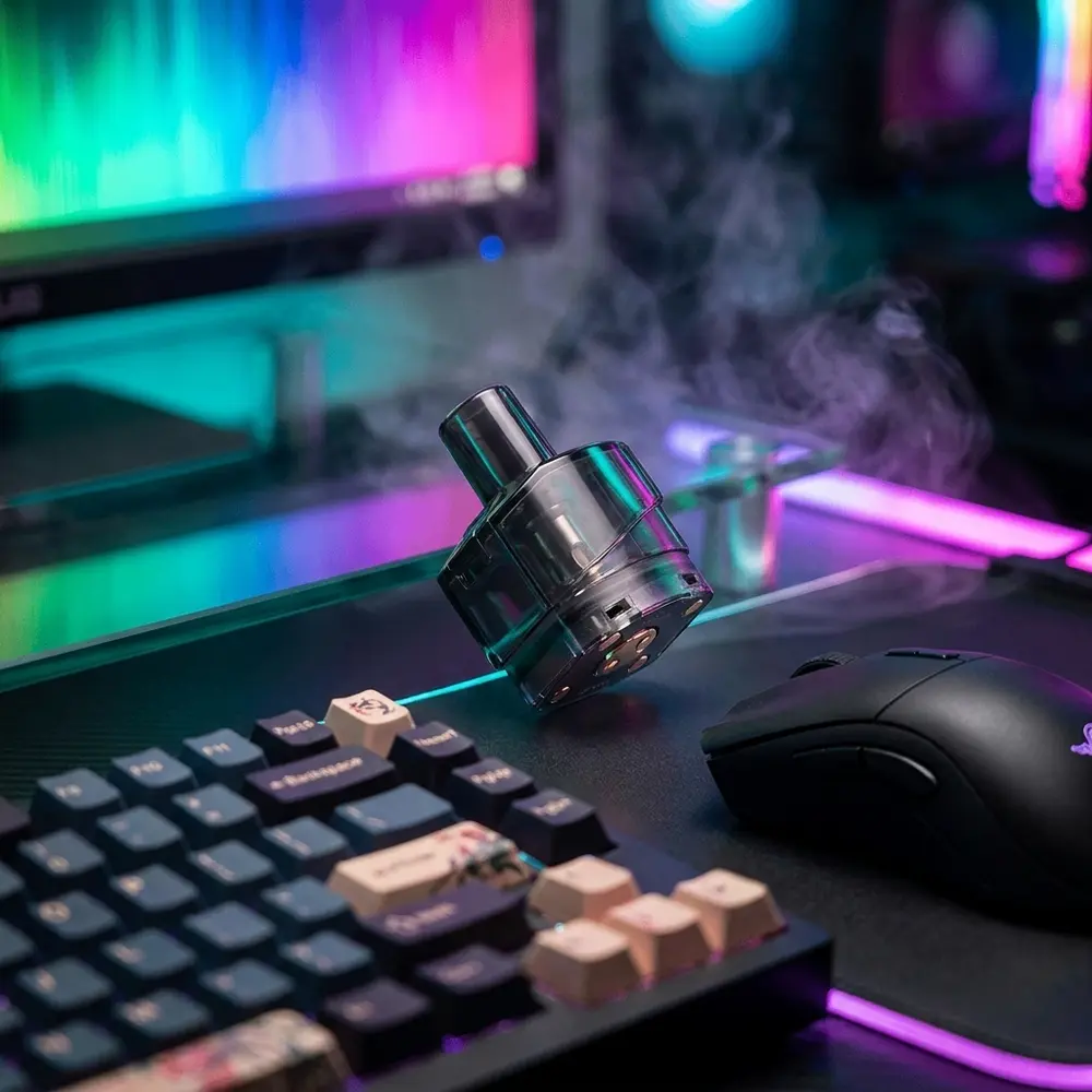 Pod Reposição Scar P5 RPM da Smok apoiado em mesa gamer com reflexos RGB e teclado ao fundo - Vapor Gringo