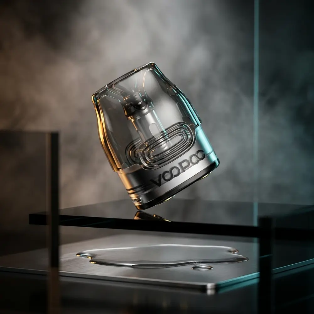 Pod Reposição VMate Voopoo suspenso sobre acrílico preto com iluminação âmbar e ciano e reflexos líquidos - Vapor Gringo
