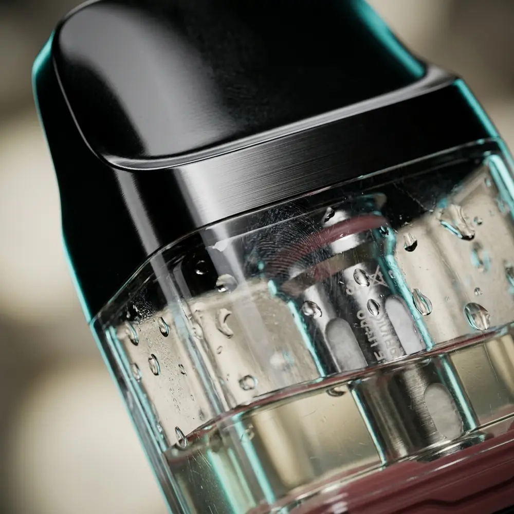Close-up do Pod Reposição Xros Corex 2.0 mostrando conector magnético, janela transparente e gotas - Vapor Gringo