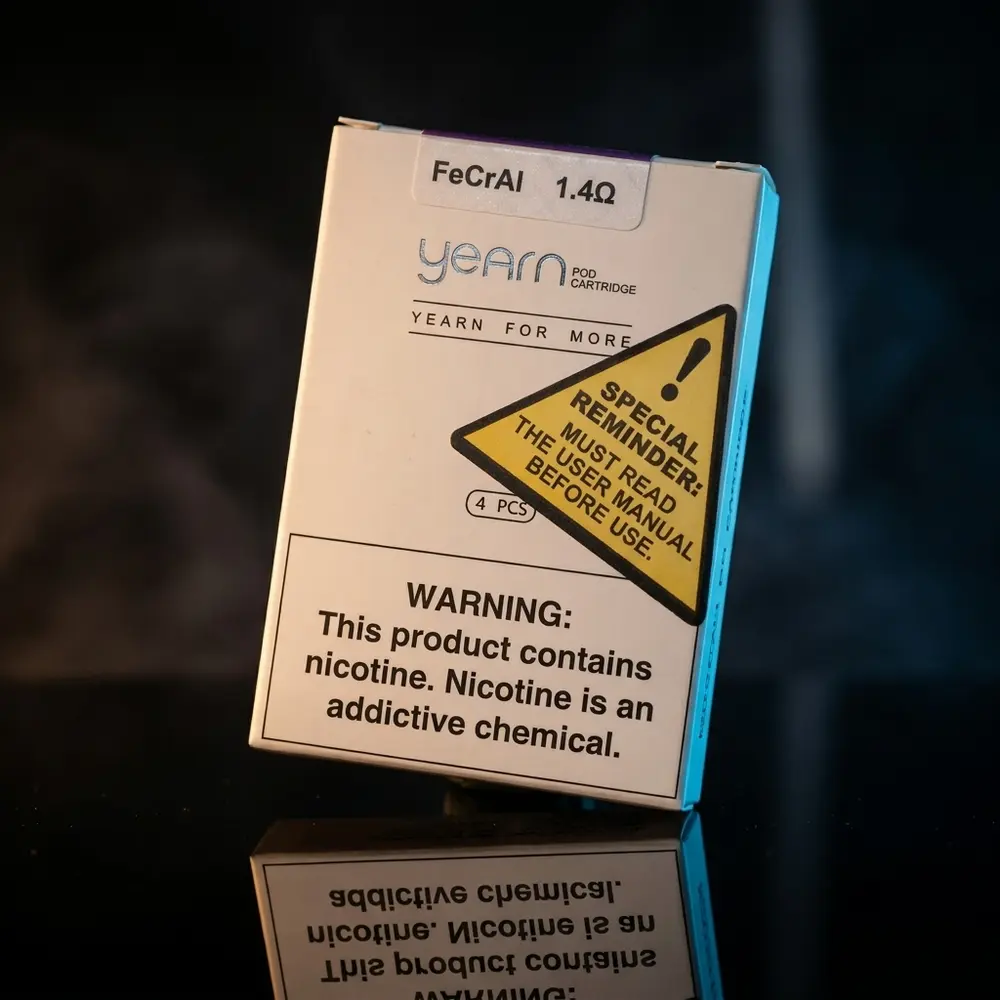 Pod Reposição Yearn Uwell em close sobre acrílico preto com luzes quentes e reflexos nítidos - Vapor Gringo