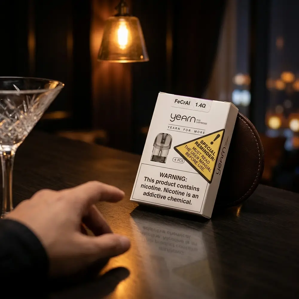 Pod Reposição Yearn Uwell apoiado em balcão de lounge luxuoso, copo desfocado e luz ambiente quente - Vapor Gringo