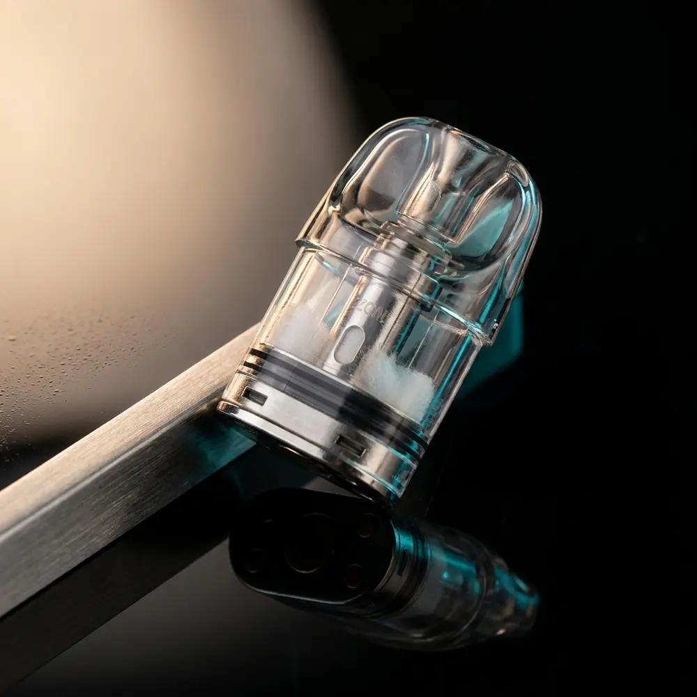 Pod Reposicao Zumwalt Uwell sobre superficie preta brilhante com reflexos e destaque na camara e contatos magneticos - Vapor Gringo