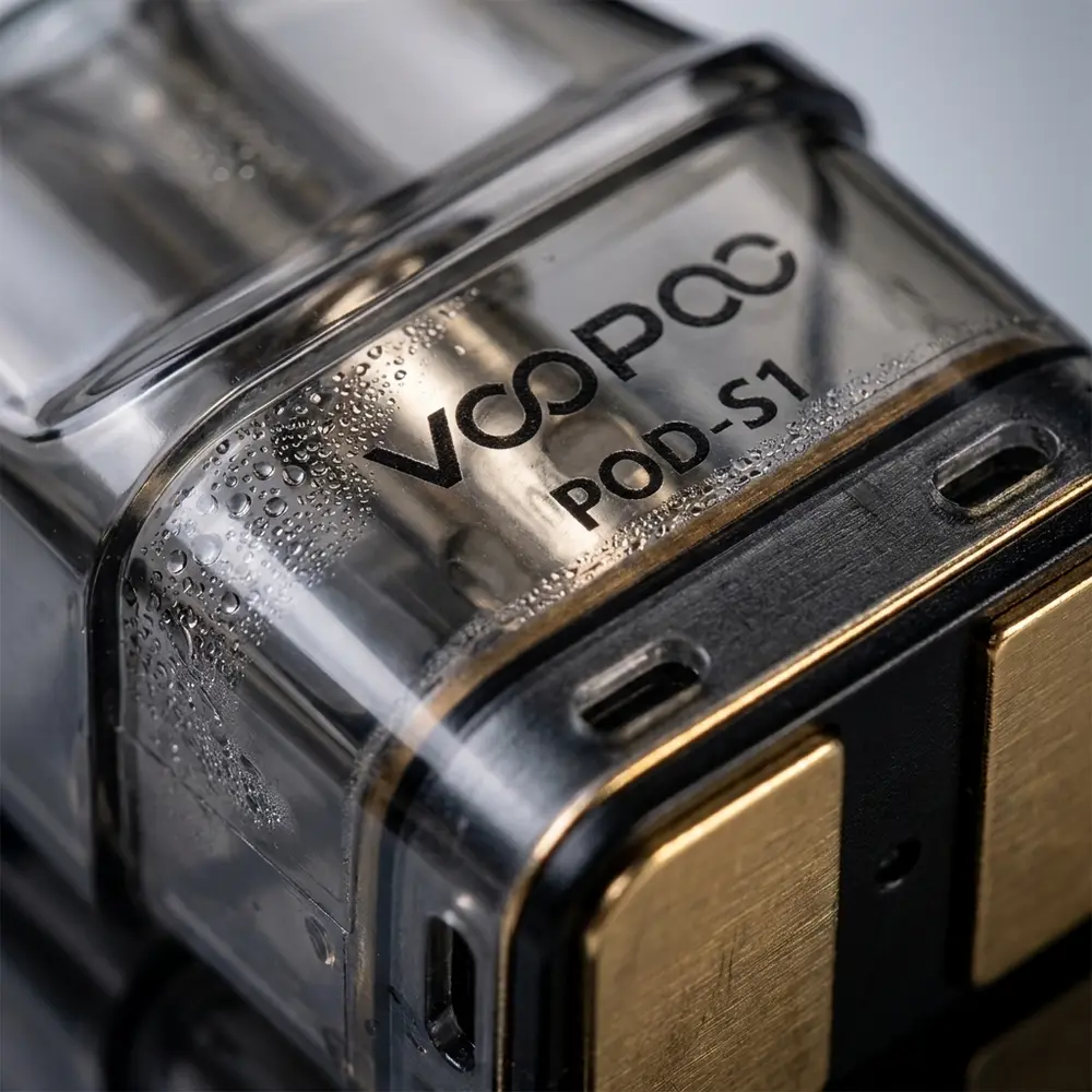 Plano fechado do pod VooPoo POD-S1 mostrando bocal transparente, contatos metalicos, micro-reflexos e gotas de condensacao - Vapor Gringo