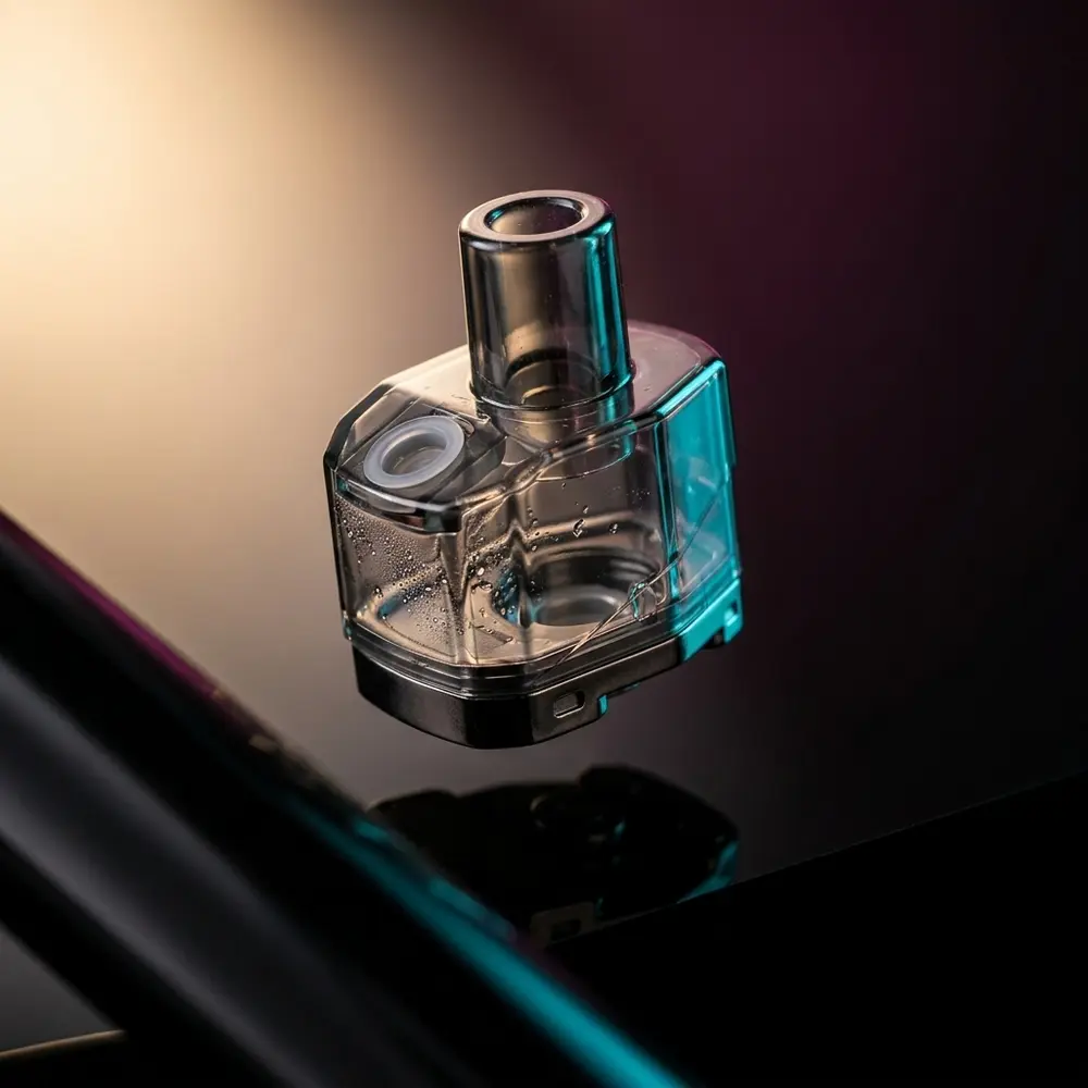 Pod de reposição Scar P3 RPM 2 da Smok suspenso sobre base acrílica preta com luzes neon e reflexos - Vapor Gringo