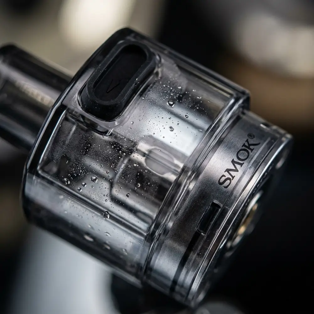 Close-up do pod Scar P3 RPM 2 da Smok mostrando conector magnético, concha transparente e gotas de condensação - Vapor Gringo