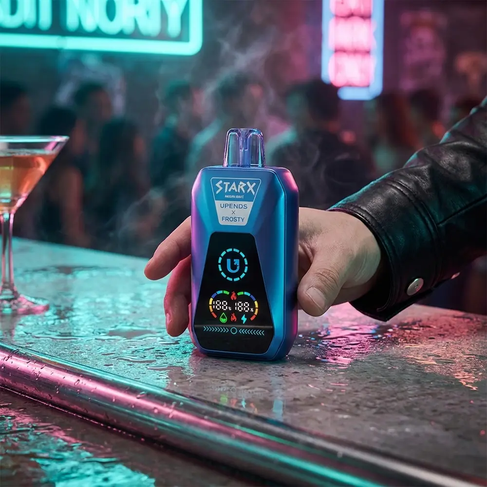 Pod Descartável StarX Frosty Miami Mint apoiado em balcão molhado sob luzes neon urbanas noturnas - Vapor Gringo