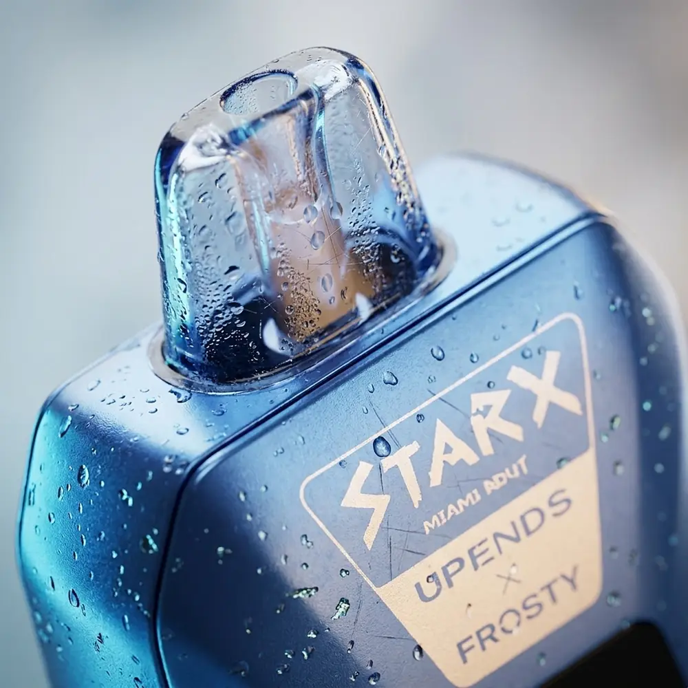 Detalhe macro do bocal e acabamento espelhado do Pod StarX Frosty com microgotas de condensação - Vapor Gringo