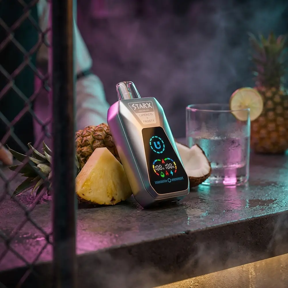 Pod StarX Frosty Pina Colada apoiado em balcao molhado de bar noturno com abacaxi e luzes neon ao fundo - Vapor Gringo