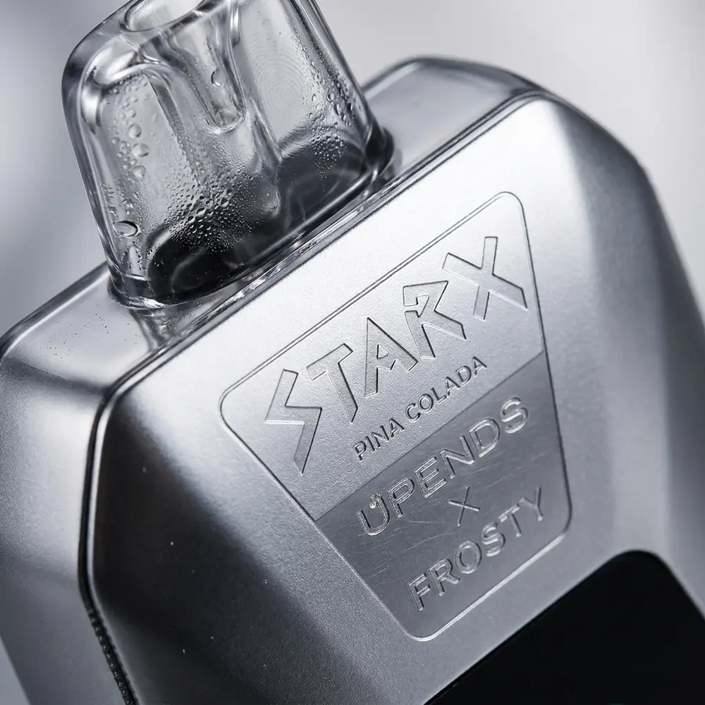 Close-up do bocal e acabamento espelhado do Pod StarX Frosty Pina Colada com gotas e micro-reflexos - Vapor Gringo