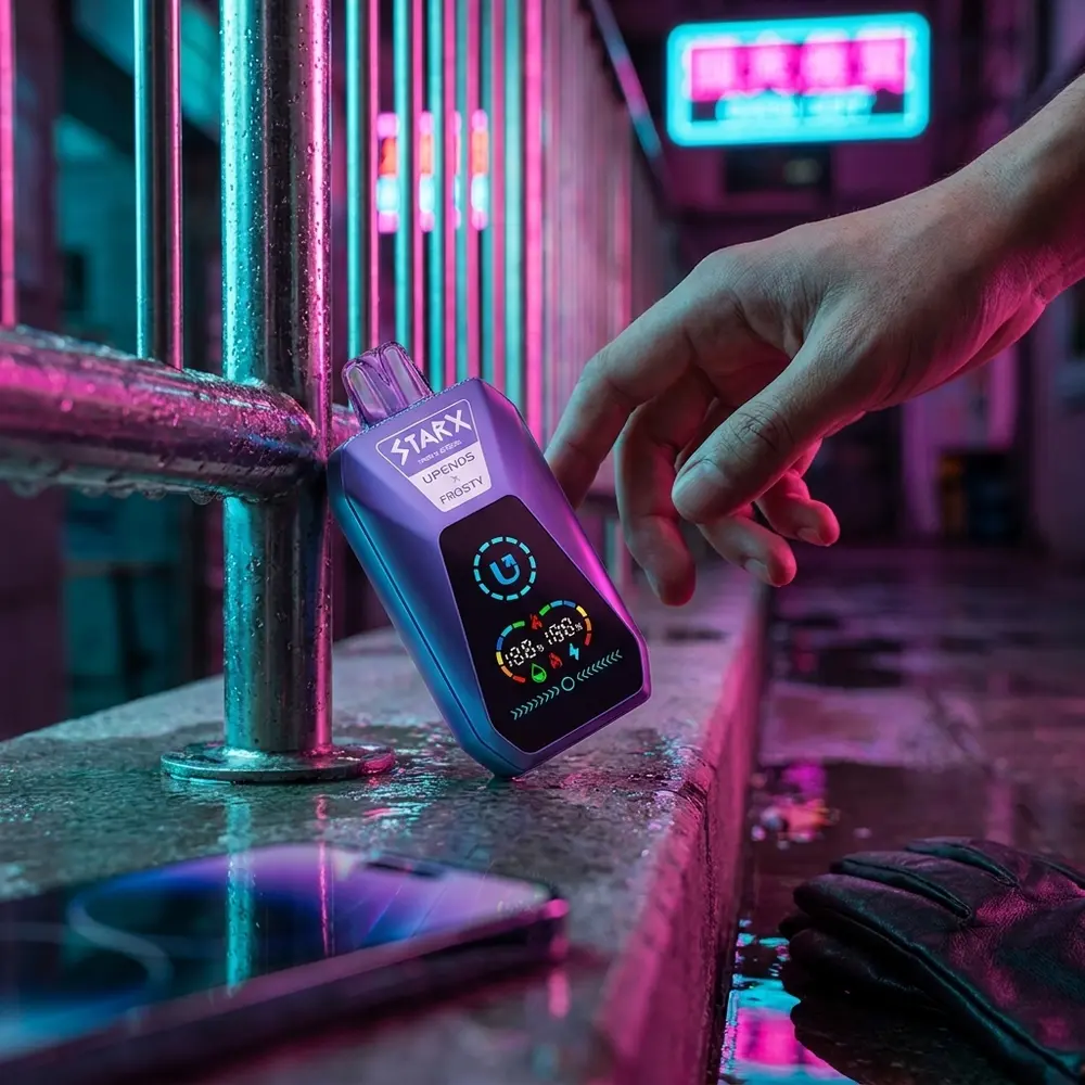 Pod Descartável StarX Frosty Triple Berry apoiado em parapeito urbano molhado sob neon rosa e azul - Vapor Gringo
