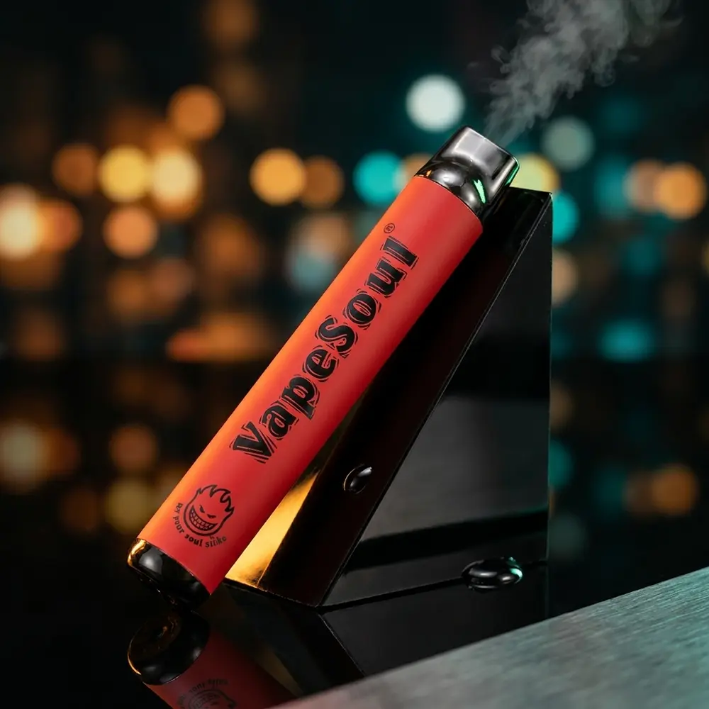 Pod descartavel Vapesoul Cola Lemon sobre acrilico preto com reflexos e luzes noturnas em tom cola e limao - Vapor Gringo