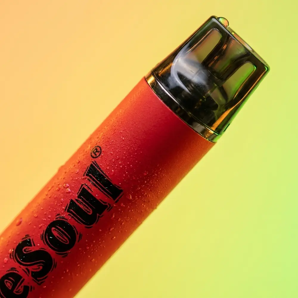 Detalhes do Pod descartavel Vapesoul Cola Lemon mostrando boquilha, rótulo legivel e gotas de condensacao - Vapor Gringo