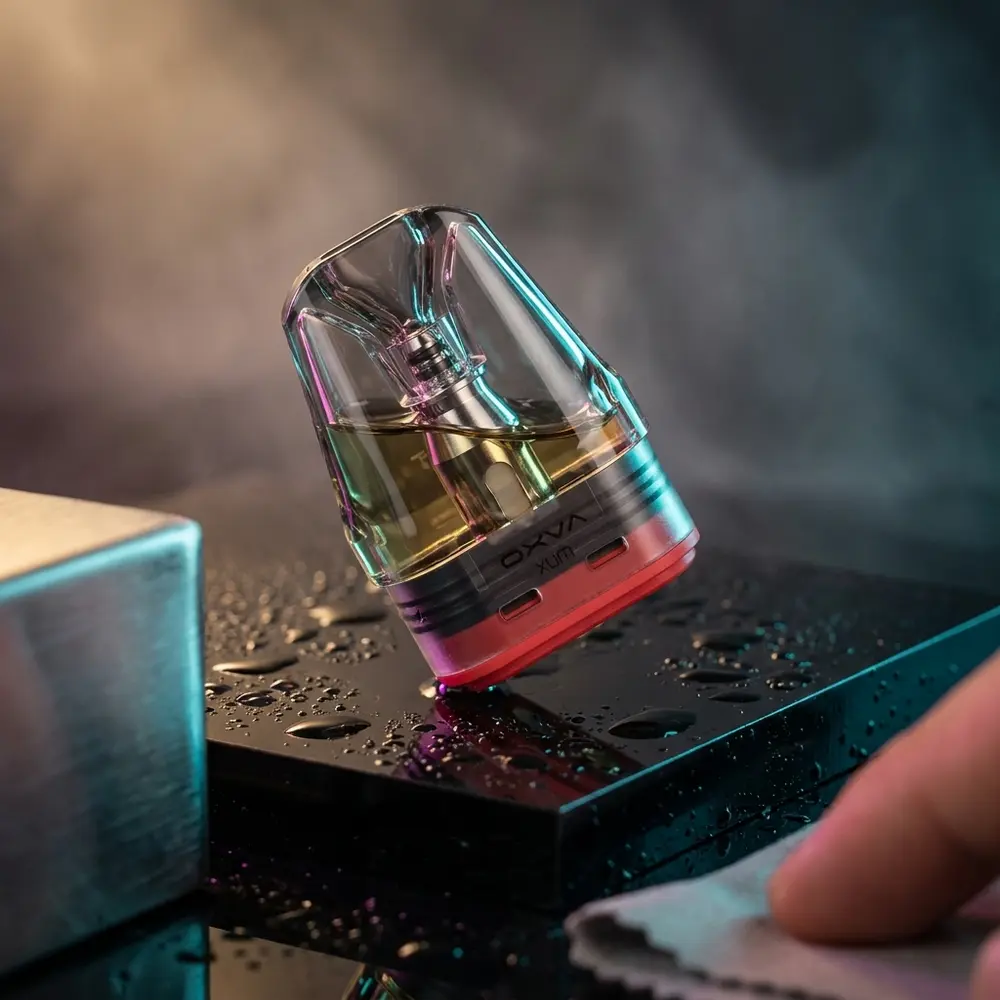 Pod reposicao Xlim V2 Oxva sobre acrilico preto molhado com luzes cyan e magenta e reflexos metalicos - Vapor Gringo
