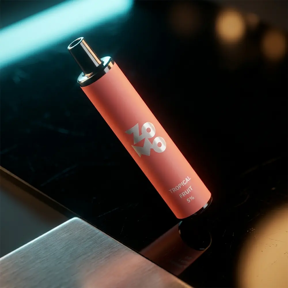 Pod Descartável Zomo Flow Tropical Fruit sobre base acrílica preta com iluminação quente e fria e reflexos - Vapor Gringo