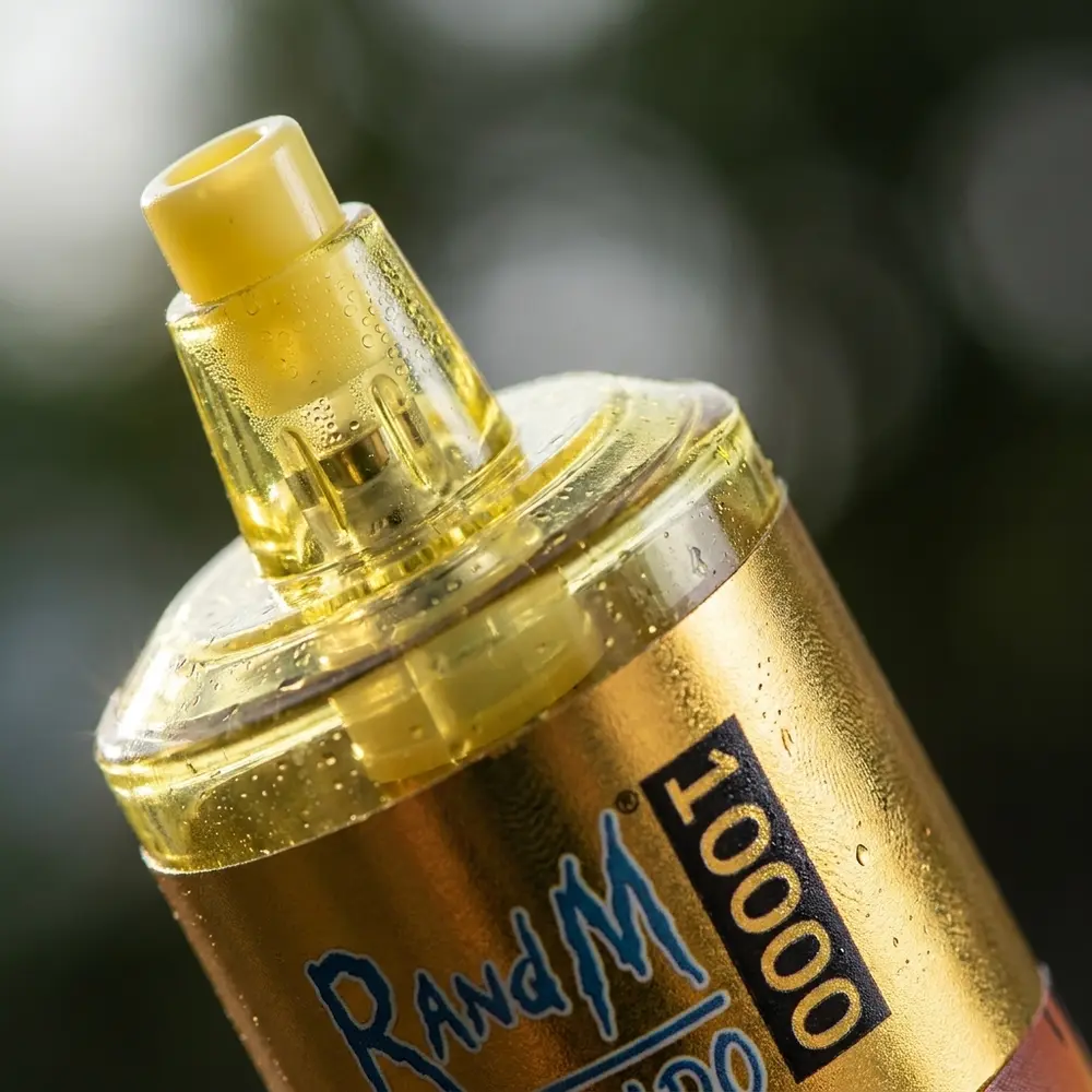 Detalhe macro do bocal e rotulo do Rand M Tornado com gotas de condensacao e reflexos - Vapor Gringo