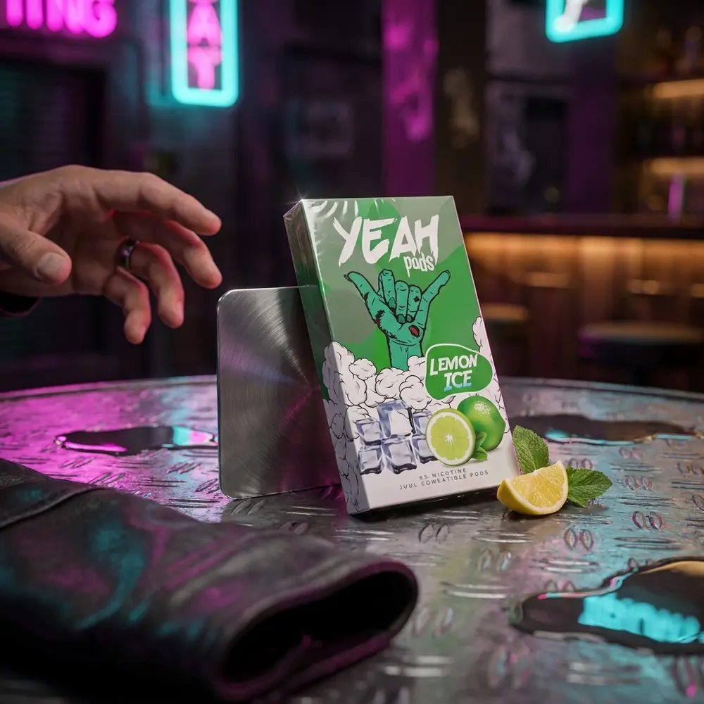 Refil para Pod Juul Yeah Lemon Ice apoiado em mesa metalica molhada com reflexos neon urbanos e elemento de estilo - Vapor Gringo