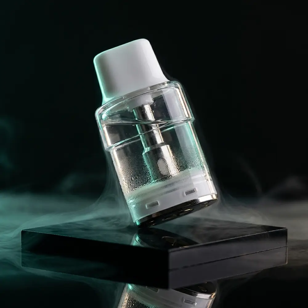 Refil para Pod Juul Yeah Mint Ice suspenso sobre base acrílica preta, iluminação azul-esverdeada e névoa gelada - Vapor Gringo