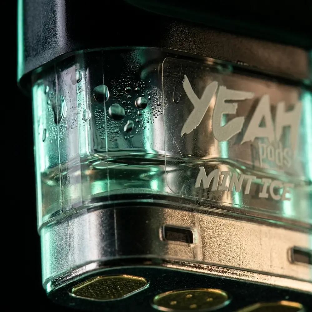 Close do Refil para Pod Juul Yeah Mint Ice com condensação na carcaça transparente e contatos metálicos visíveis - Vapor Gringo
