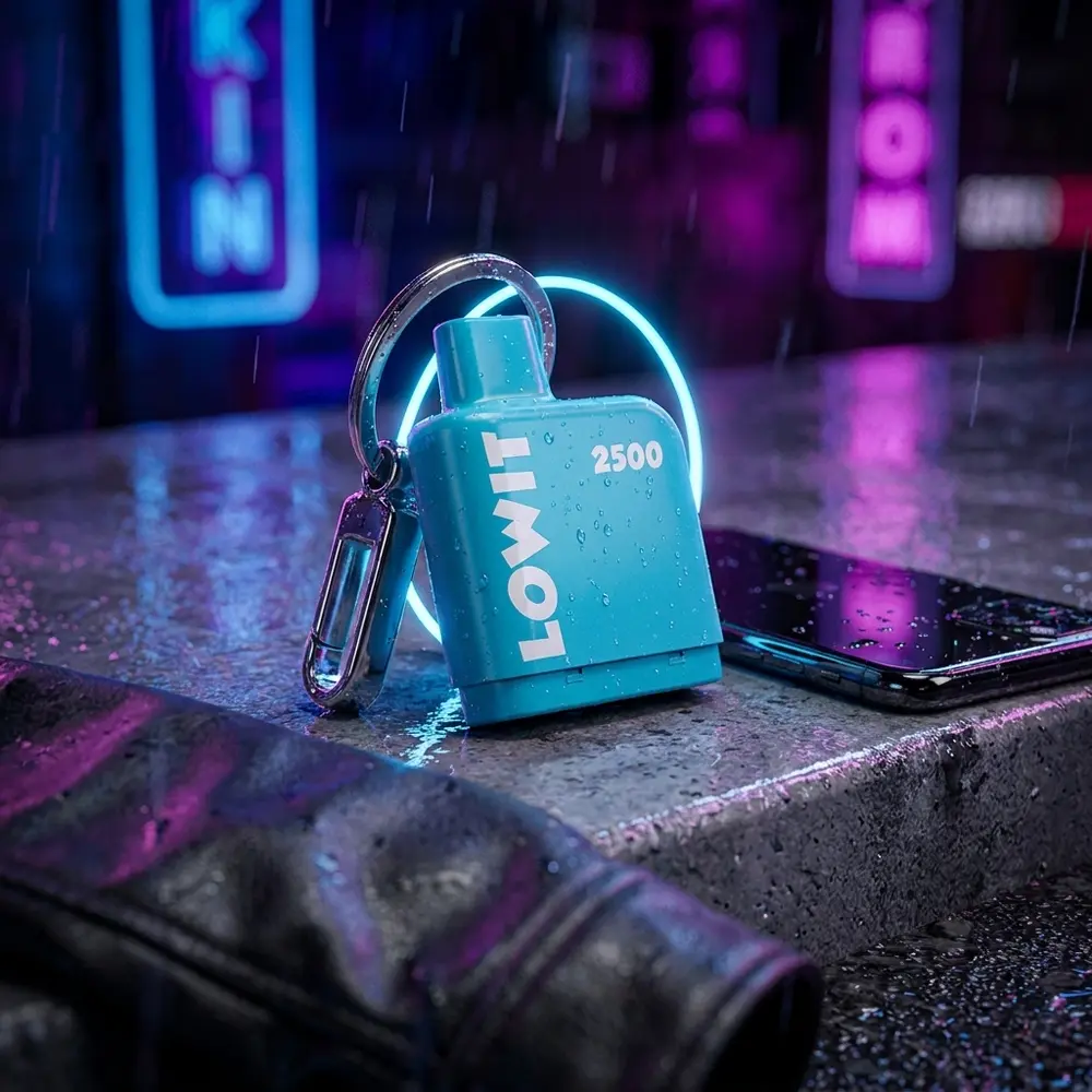 Refil Pod Lowit 2500 Blue Razz Ice sobre beiral molhado com reflexos neon urbanos e jaqueta em primeiro plano - Vapor Gringo
