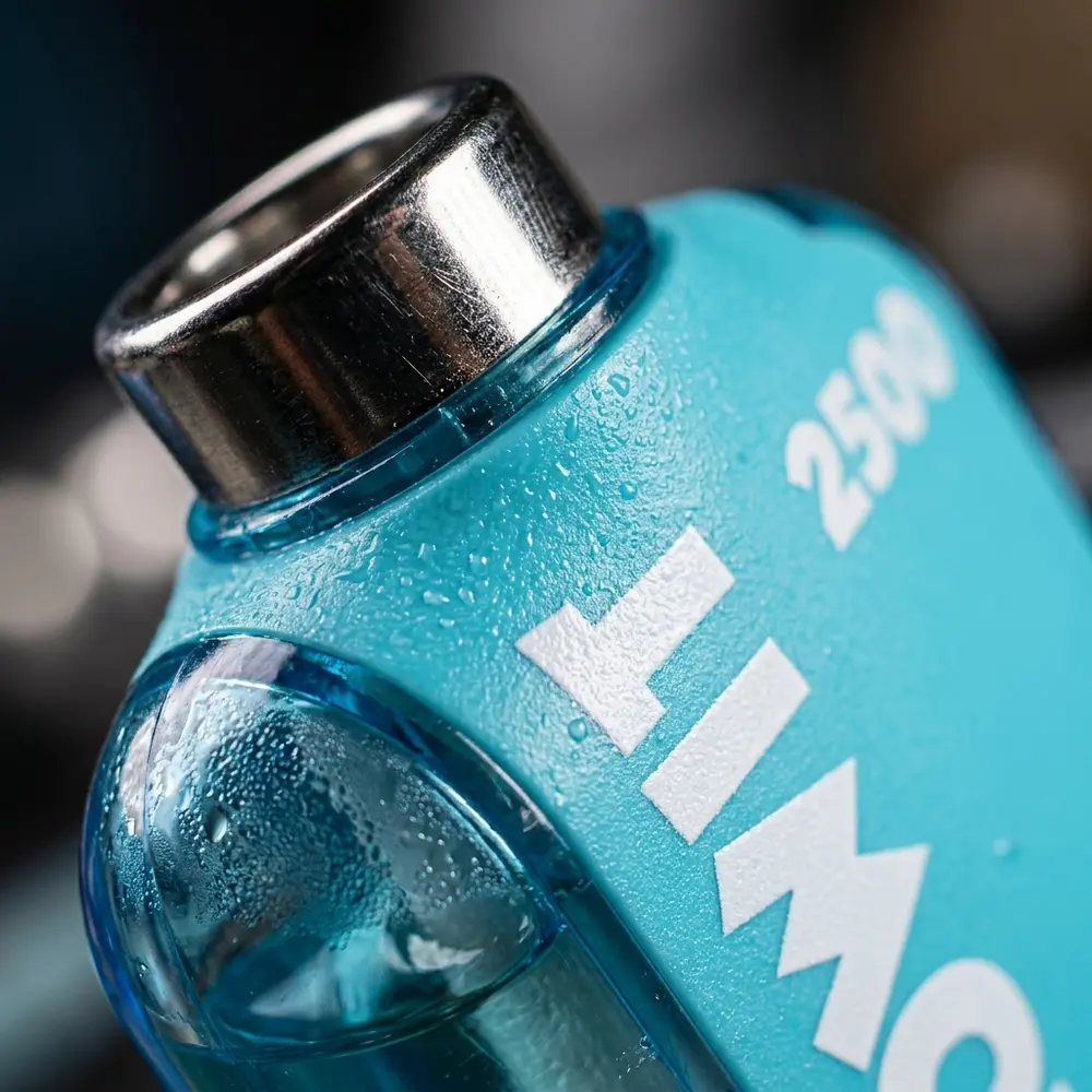 Detalhe macro do Refil Pod Lowit 2500 Blue Razz Ice mostrando rótulo, transparência, metal e gotas de condensação - Vapor Gringo