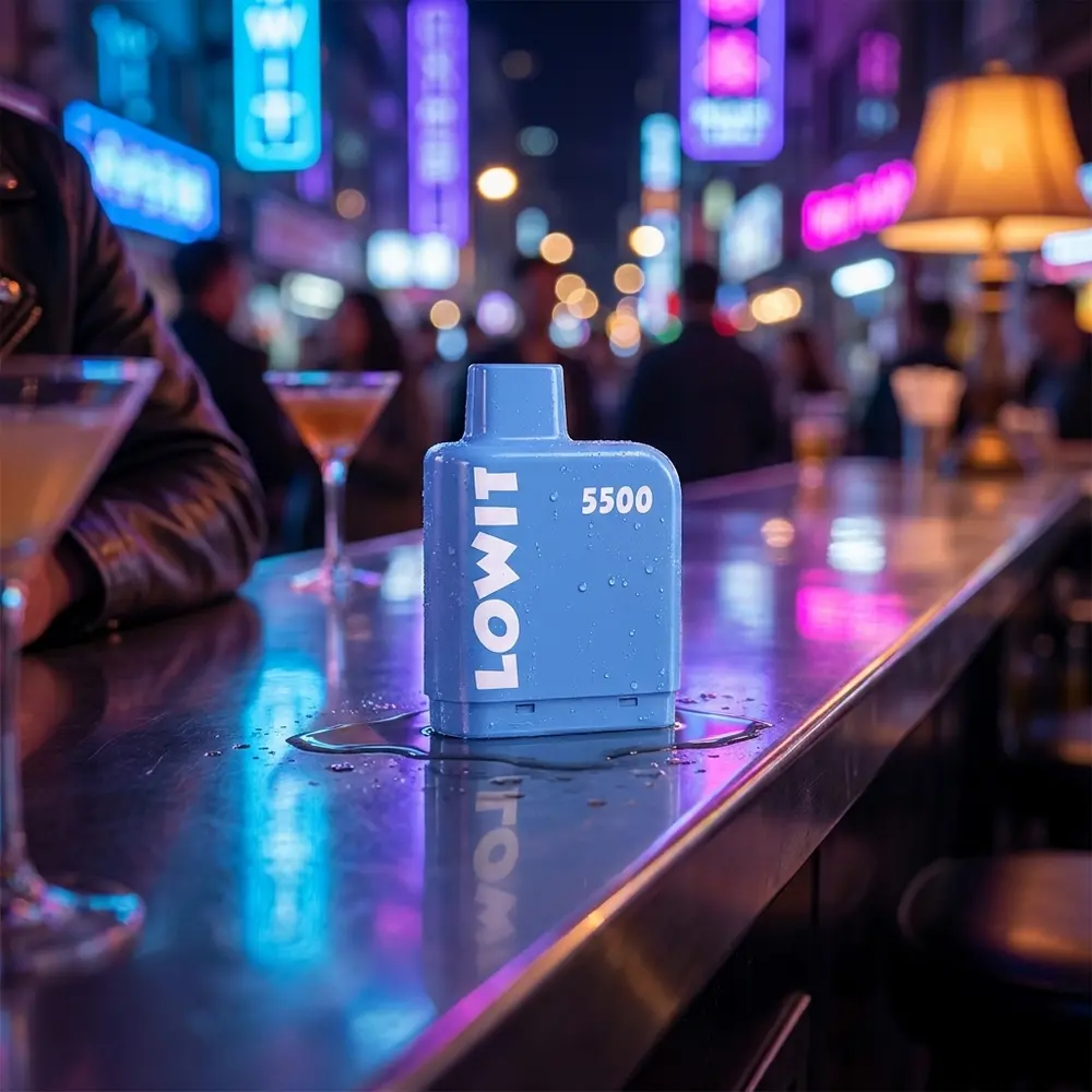 Refil Pod Lowit 2500 Blueberry Ice apoiado num balcão de bar urbano neon com reflexos e bokeh - Vapor Gringo