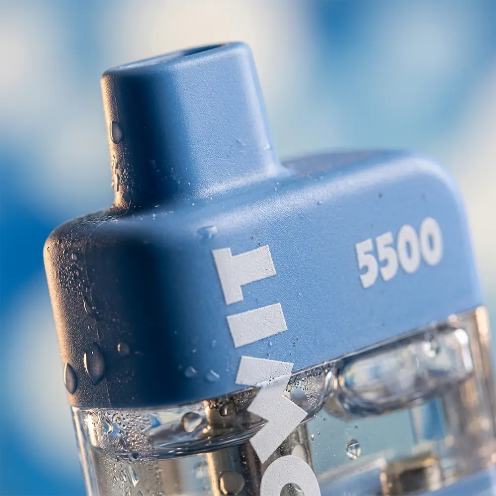 Refil Pod Lowit 2500 Blueberry Ice em macro com gotas de condensação e detalhe do bocal e rótulo - Vapor Gringo