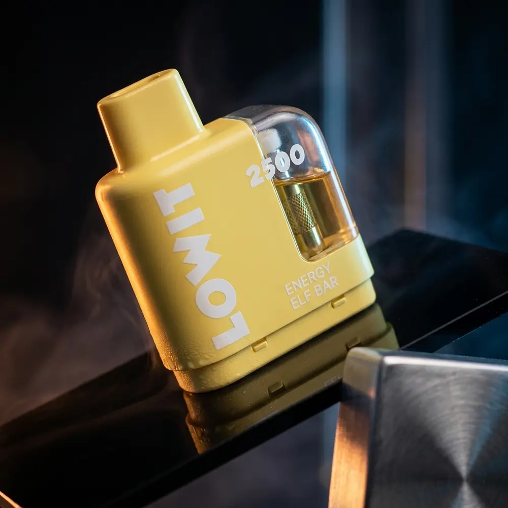 Refil Pod Lowit 2500 puffs Energy da Elf Bar em close agressivo sobre acrilico preto com luzes âmbar e azul - Vapor Gringo