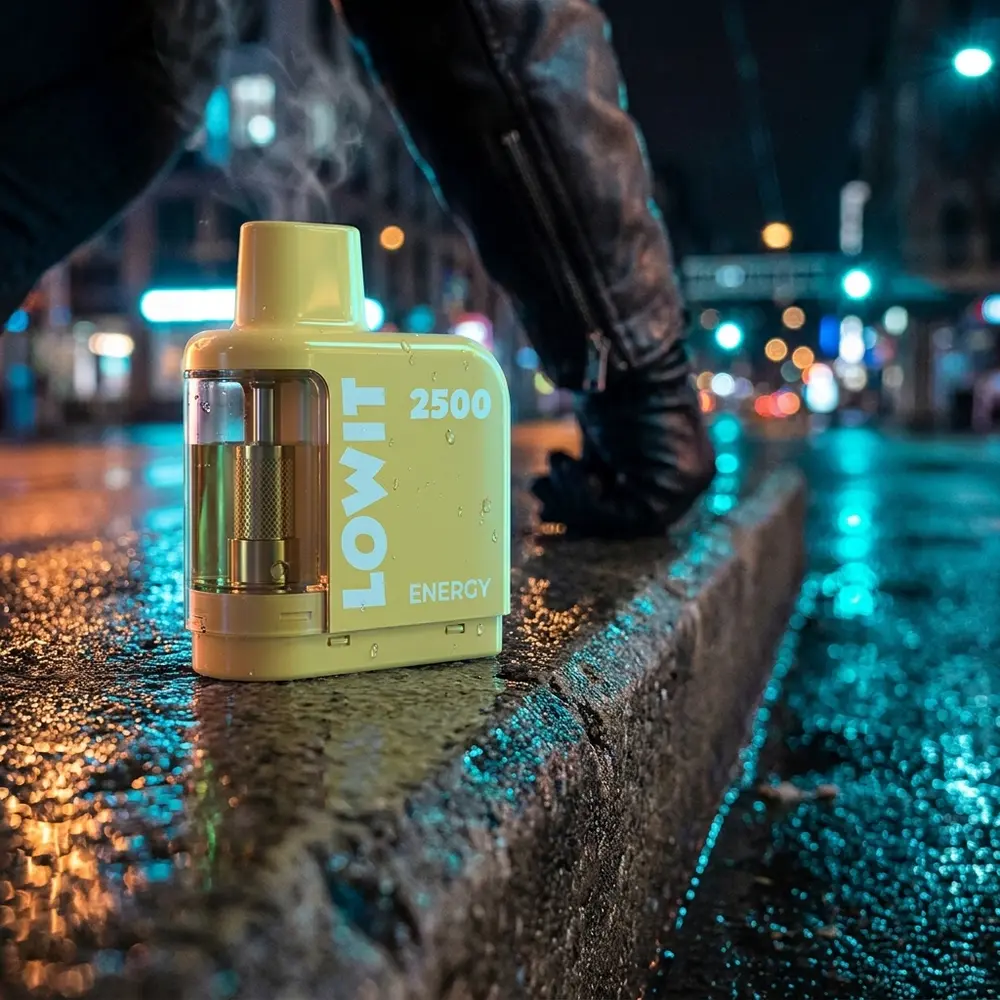 Refil Pod Lowit 2500 puffs Energy na beirada molhada de rua noturna com neon desfocado ao fundo - Vapor Gringo