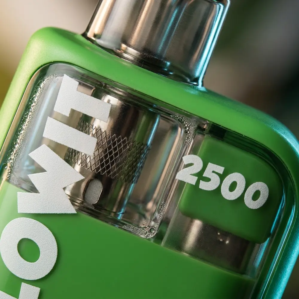 Close-up do Refil Pod Lowit 2500 mostrando conector metálico, mesh coil e gotas de condensação - Vapor Gringo