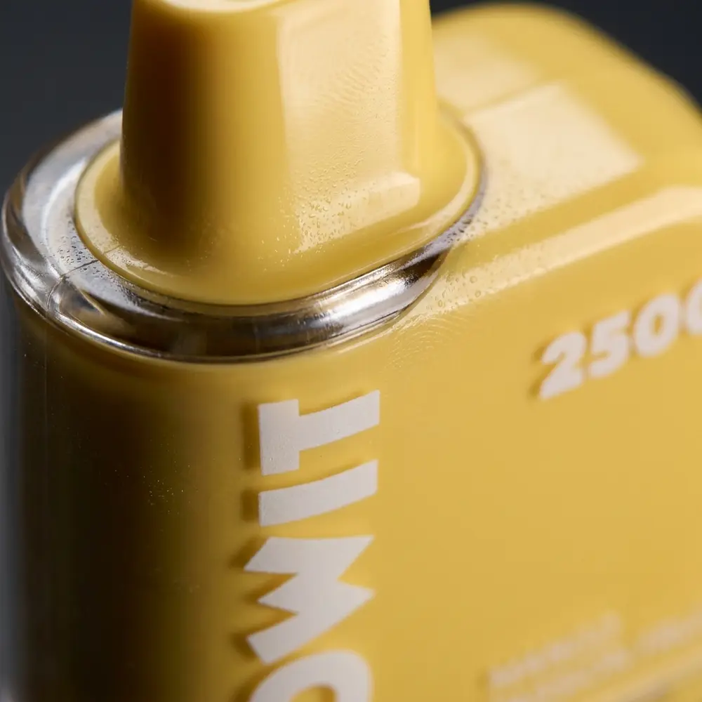 Close-up do Refil Pod Lowit 2500 Mango Passion Fruit mostrando tipografia, acabamentos, reflexos e condensacao - Vapor Gringo