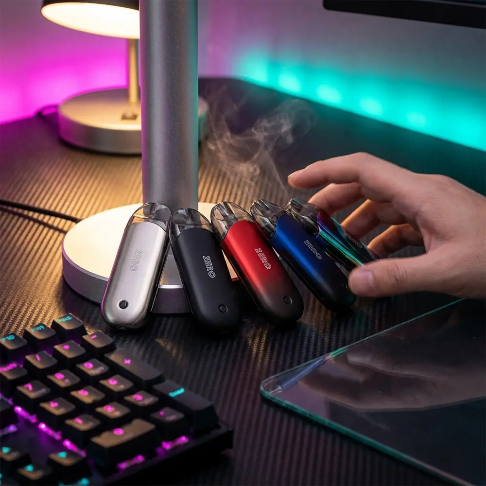 Kit Pod Renova Zero One Extra Mesh apoiado em mesa gamer RGB, próximo a teclado mecânico e headset, ambiente noturno - Vapor Gringo