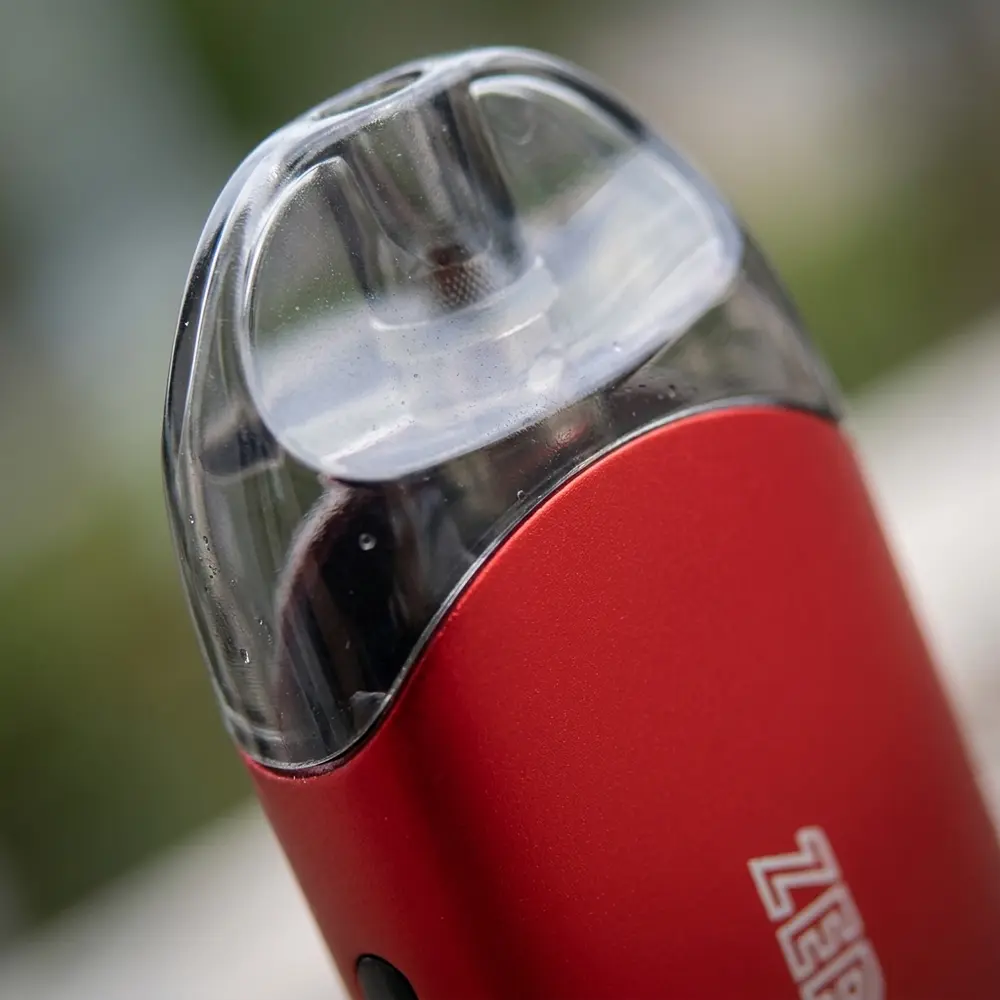 Detalhe macro do bocal e acabamento do Kit Pod Renova Zero One Extra Mesh, gotas de condensação e reflexos metálicos - Vapor Gringo