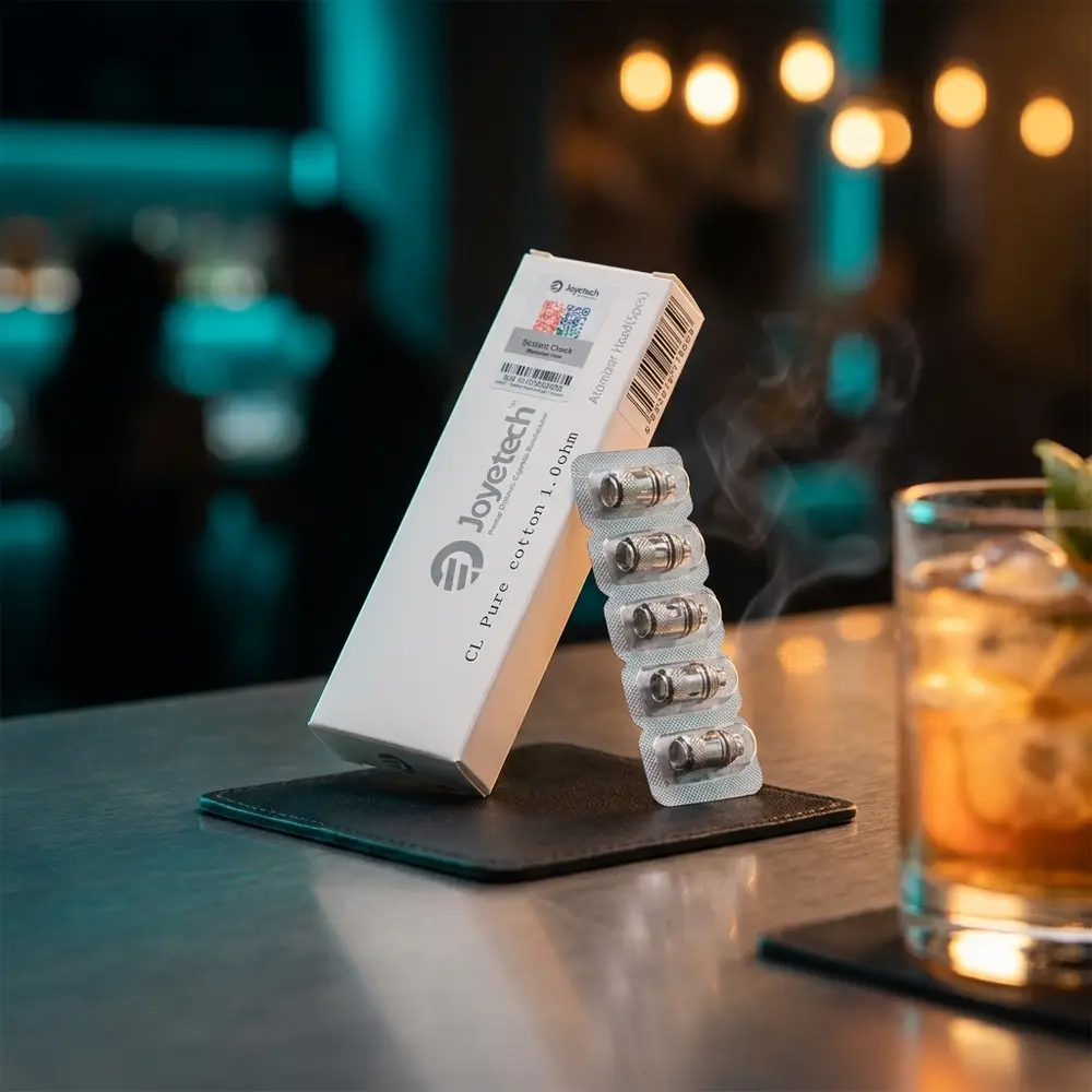 Resistencia Coil Joyetech apoiada em bancada de bar luxuosa com luzes neon e copo desfocado ao fundo - Vapor Gringo