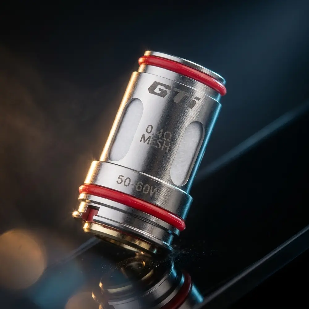 Resistência Coil GTI Vaporesso sobre base acrílica preta em estúdio com iluminação dramática e reflexos - Vapor Gringo