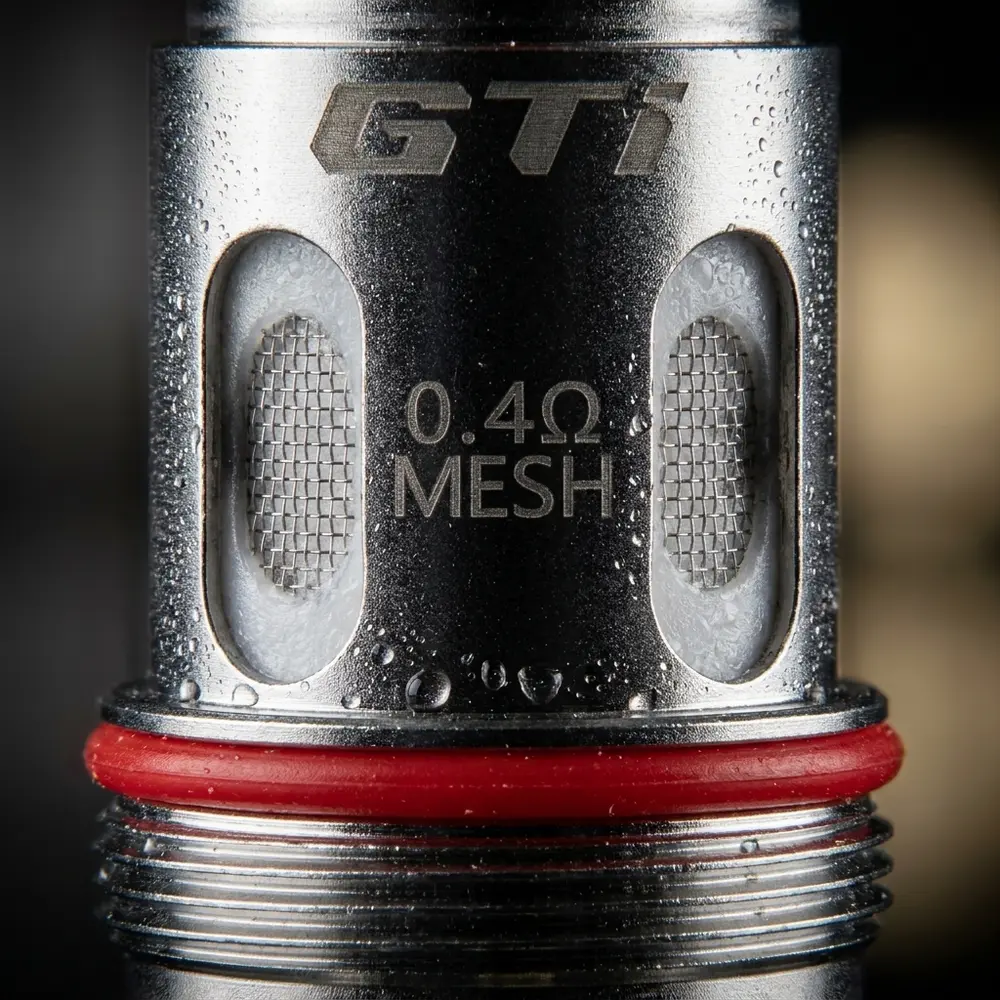 Close-up da Resistência Coil GTI Vaporesso mostrando malha, texturas metálicas, micro-reflexos e condensação - Vapor Gringo