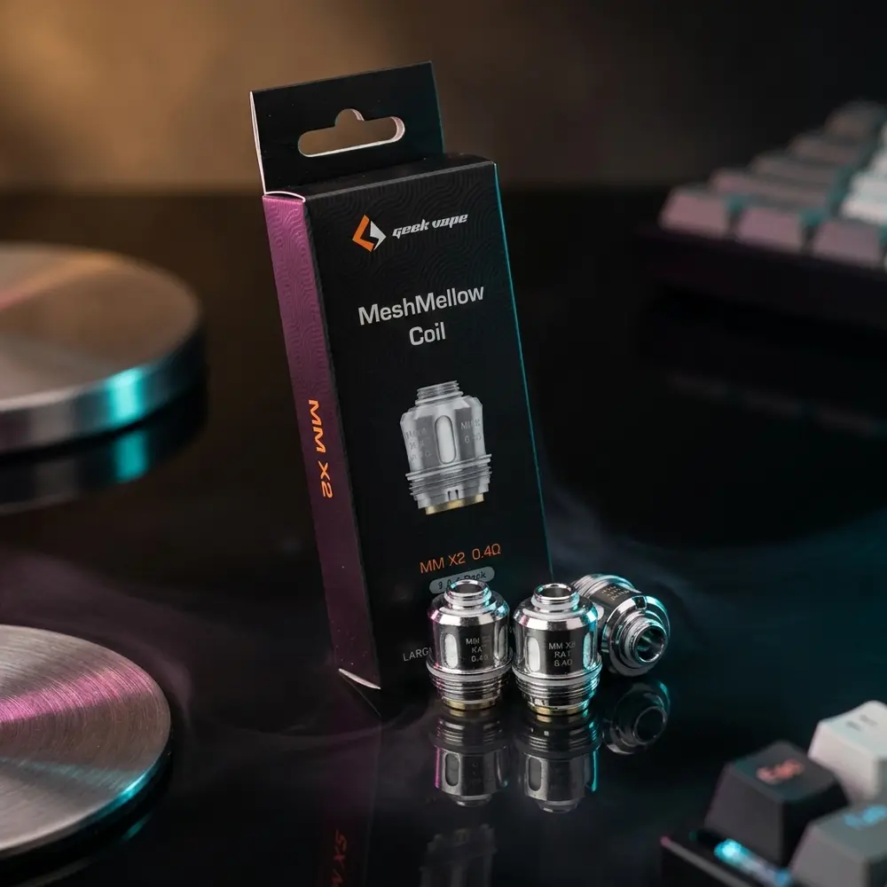 Resistência Coil Meshmellow da GeekVape sobre acrílico preto com luzes RGB e reflexos em estúdio - Vapor Gringo