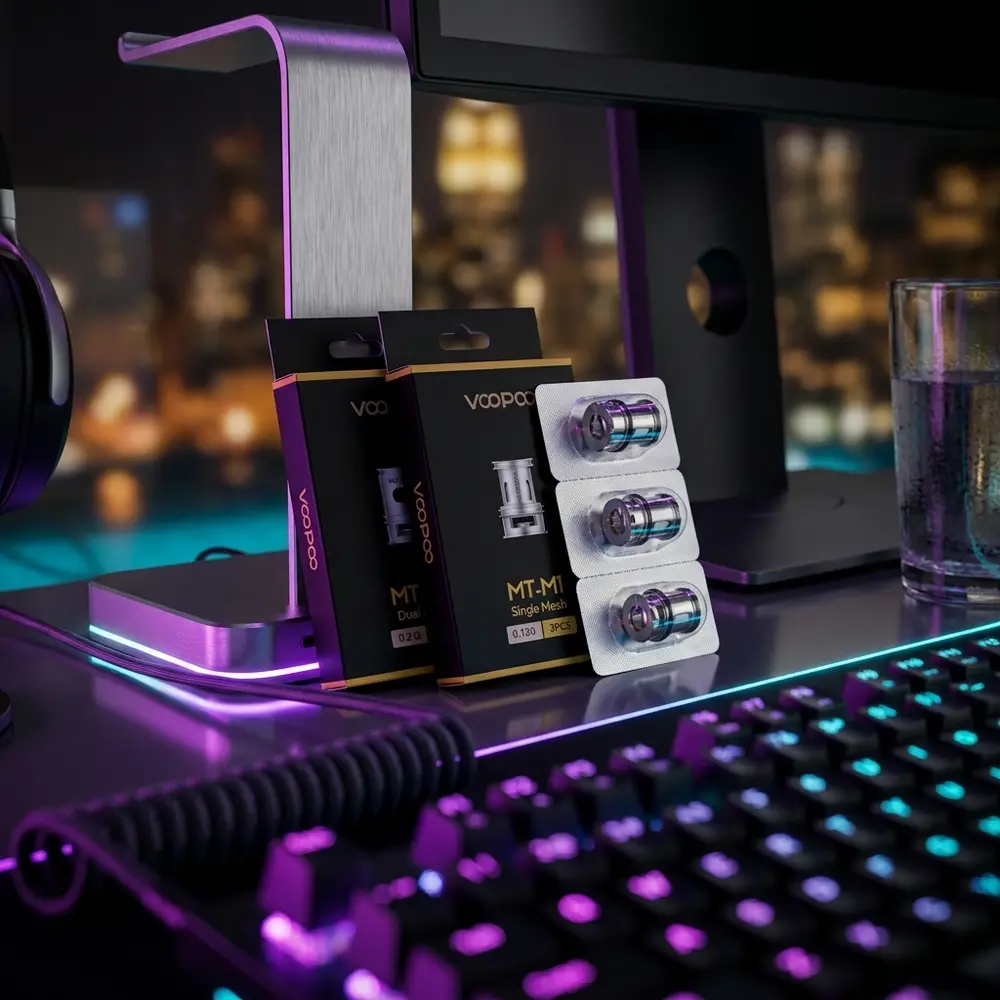 Resistência Coil MT Voopoo sobre mesa gamer RGB, encostada em suporte de fones, luzes roxa e ciano - Vapor Gringo