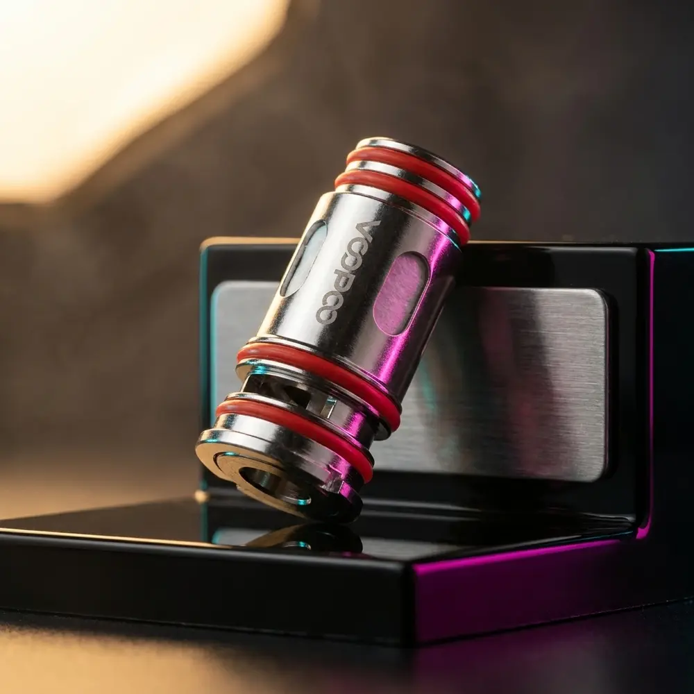 Resistencia Coil PnP X da Voopoo sobre superficie acrilica preta brilhante com reflexos e luzes RGB - Vapor Gringo