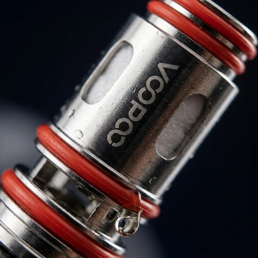 Macro da Resistencia Coil PnP X Voopoo mostrando textura metalica, gravura do logo e gotas de condensacao - Vapor Gringo