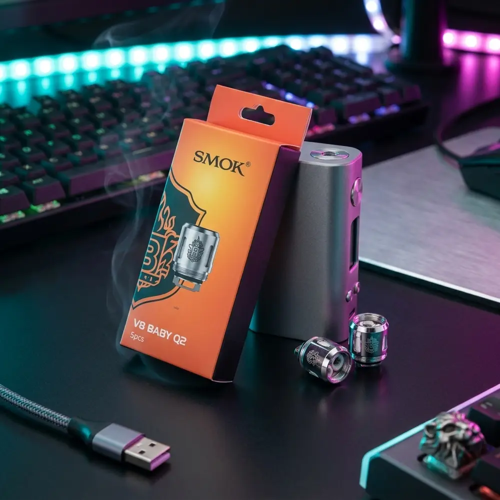 Pack da Resistência Coil Q2 da Smok em mesa gamer RGB, encostado perto de teclado mecânico e luzes neon - Vapor Gringo