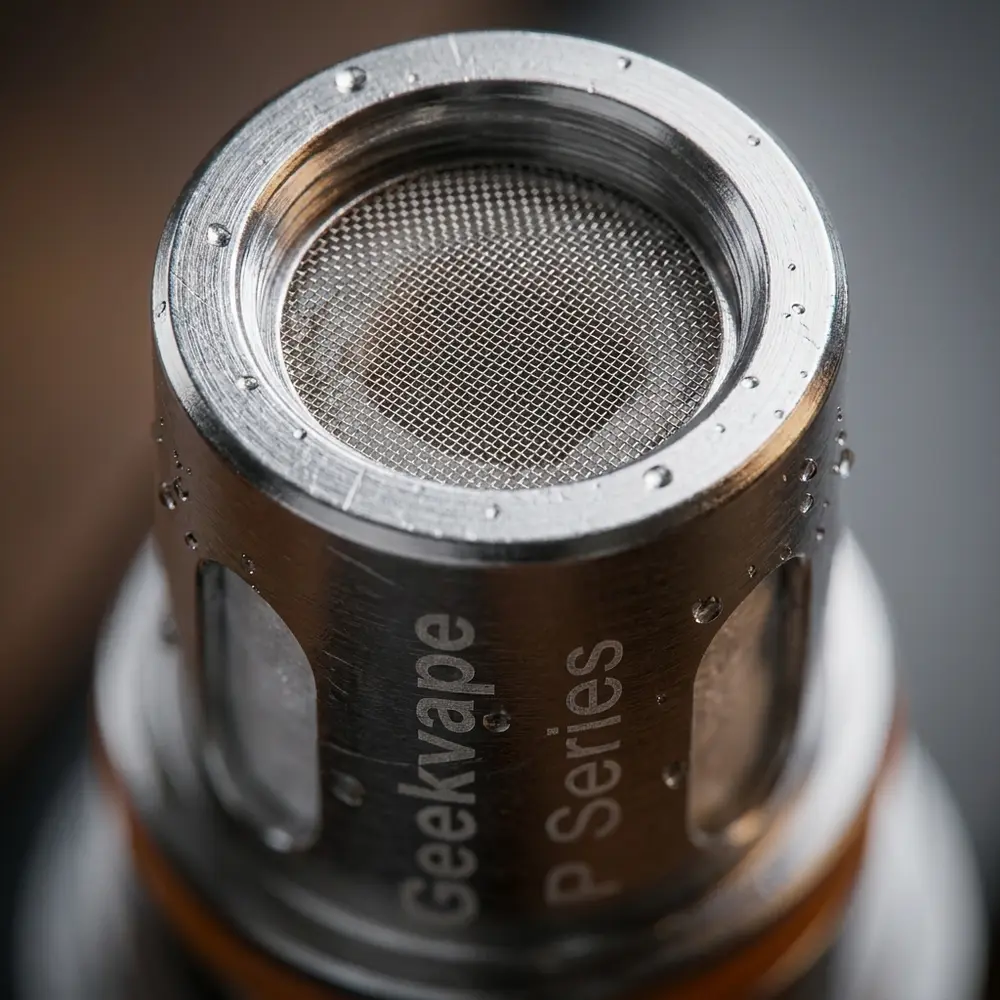 Close-up da malha Meshtech da Resistência Coil Série P, gotas de condensação e detalhes metálicos. - Vapor Gringo