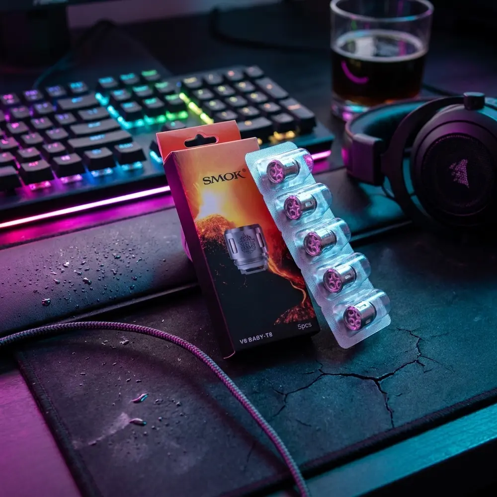 Pack da Resistência Coil T8 Smok sobre mousepad em setup gamer RGB, teclado desfocado ao fundo - Vapor Gringo