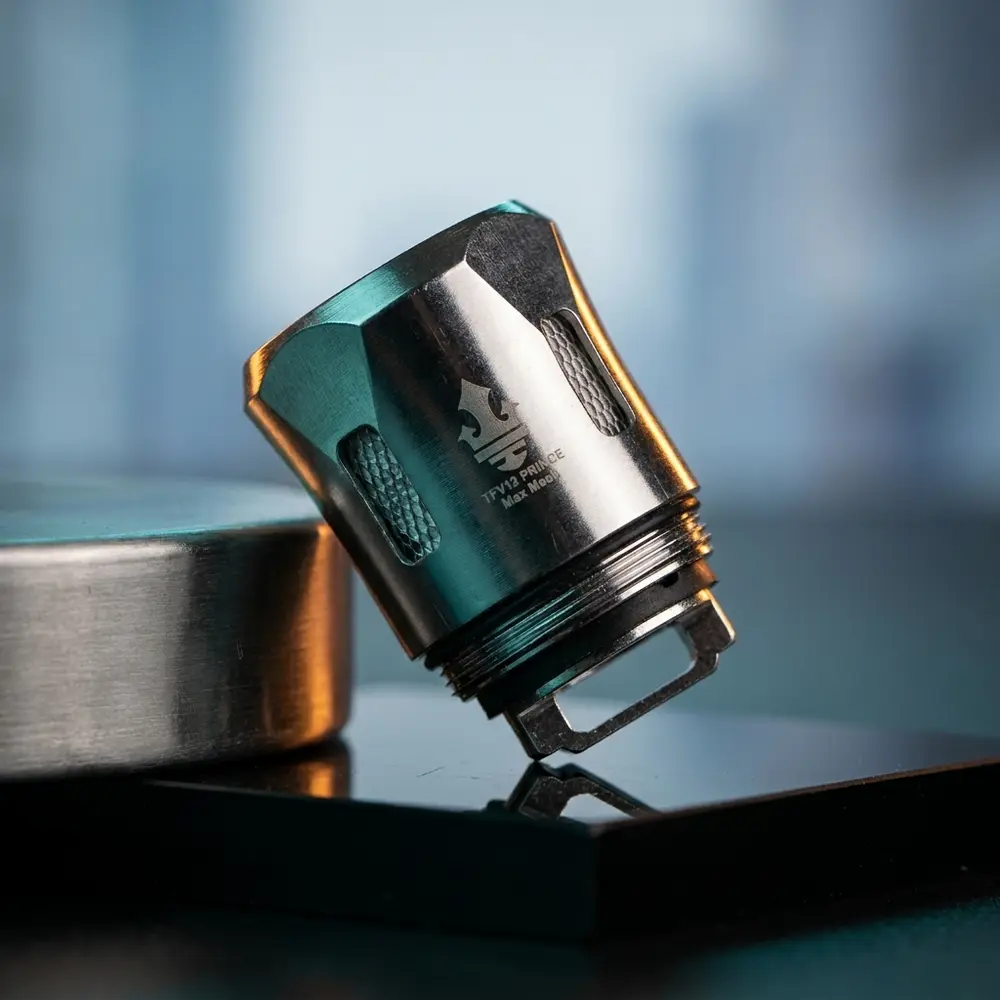 Resistência Coil TFV12 Prince Max Mesh Smok sobre acrílico preto com luzes âmbar e azul, close dramático - Vapor Gringo
