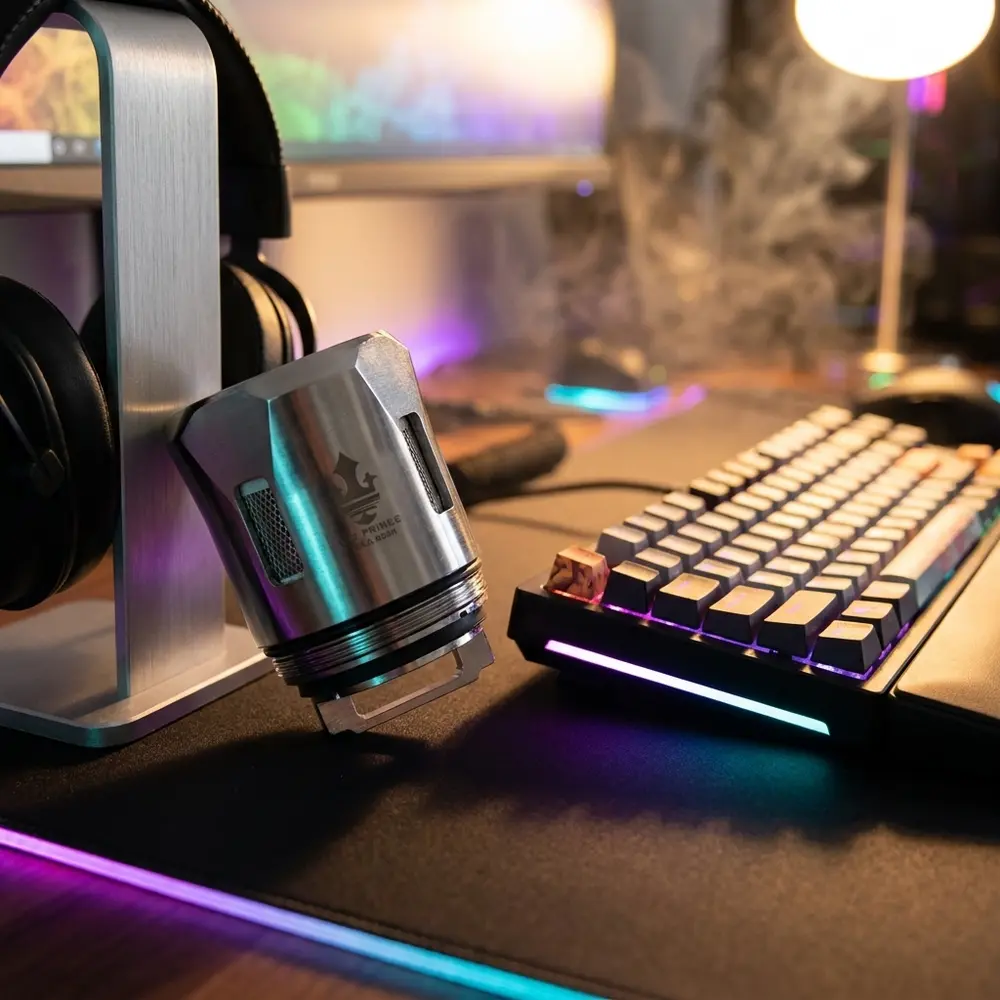 Resistência Coil TFV12 Prince Max Mesh Smok em mesa gamer RGB, apoio de fone e teclado ao fundo - Vapor Gringo