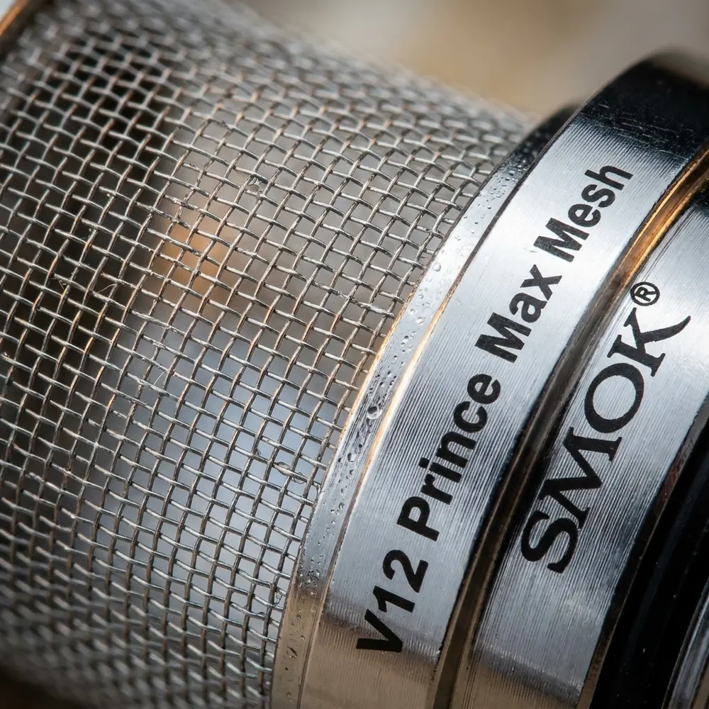 Macro da Resistência Coil TFV12 Prince Max Mesh Smok mostrando malha, Kanthal e detalhes metálicos - Vapor Gringo
