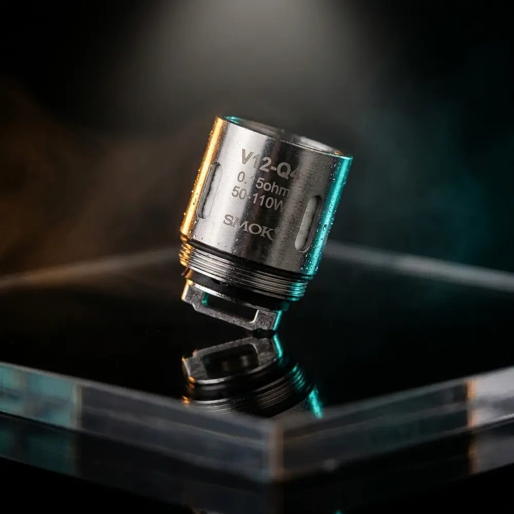 Resistência Coil TFV12 Q4 0.15ohm da Smok suspensa sobre base acrílica preta com luzes quentes e frias. - Vapor Gringo